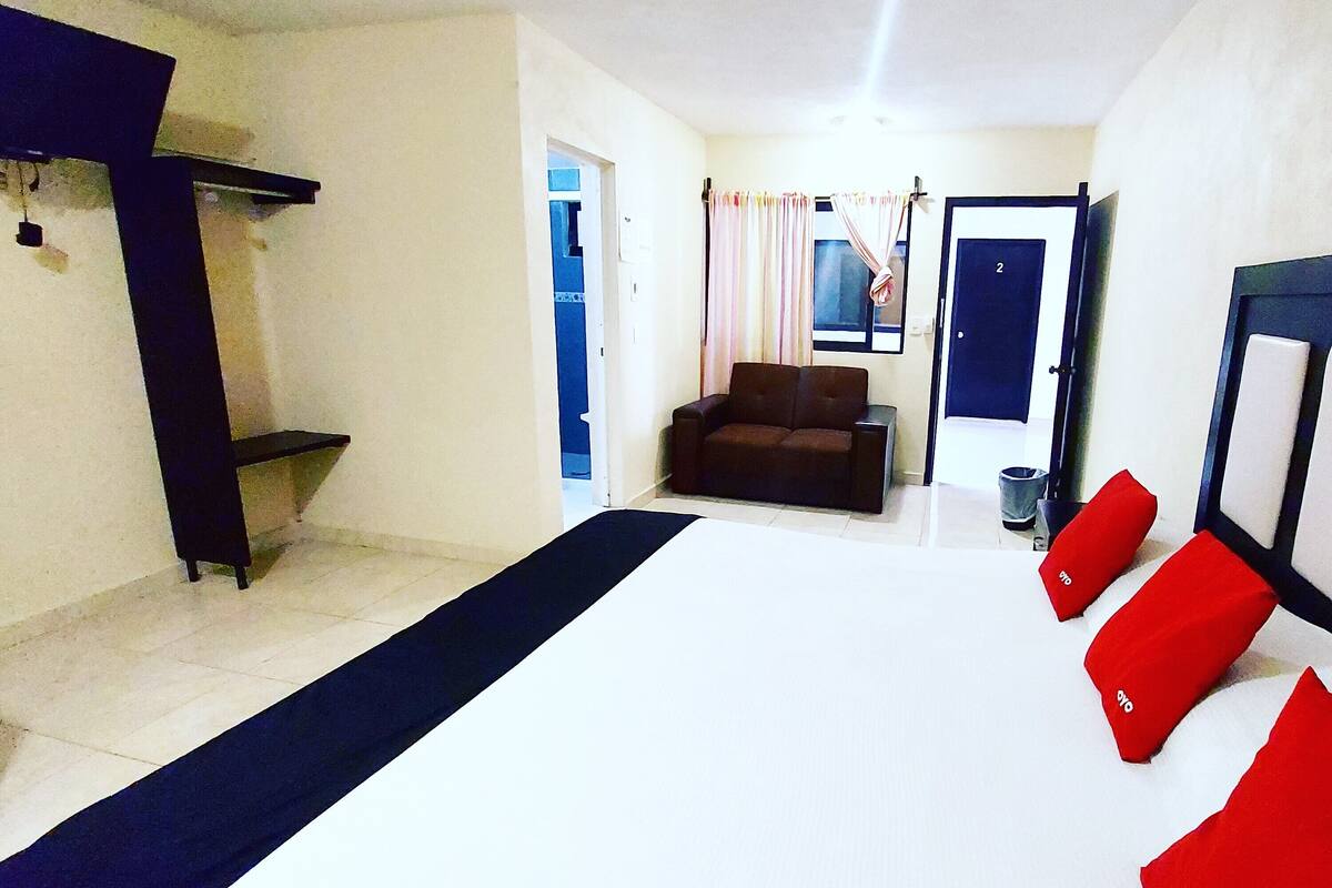 Tabla de planchar con plancha, wifi gratis y ropa de cama