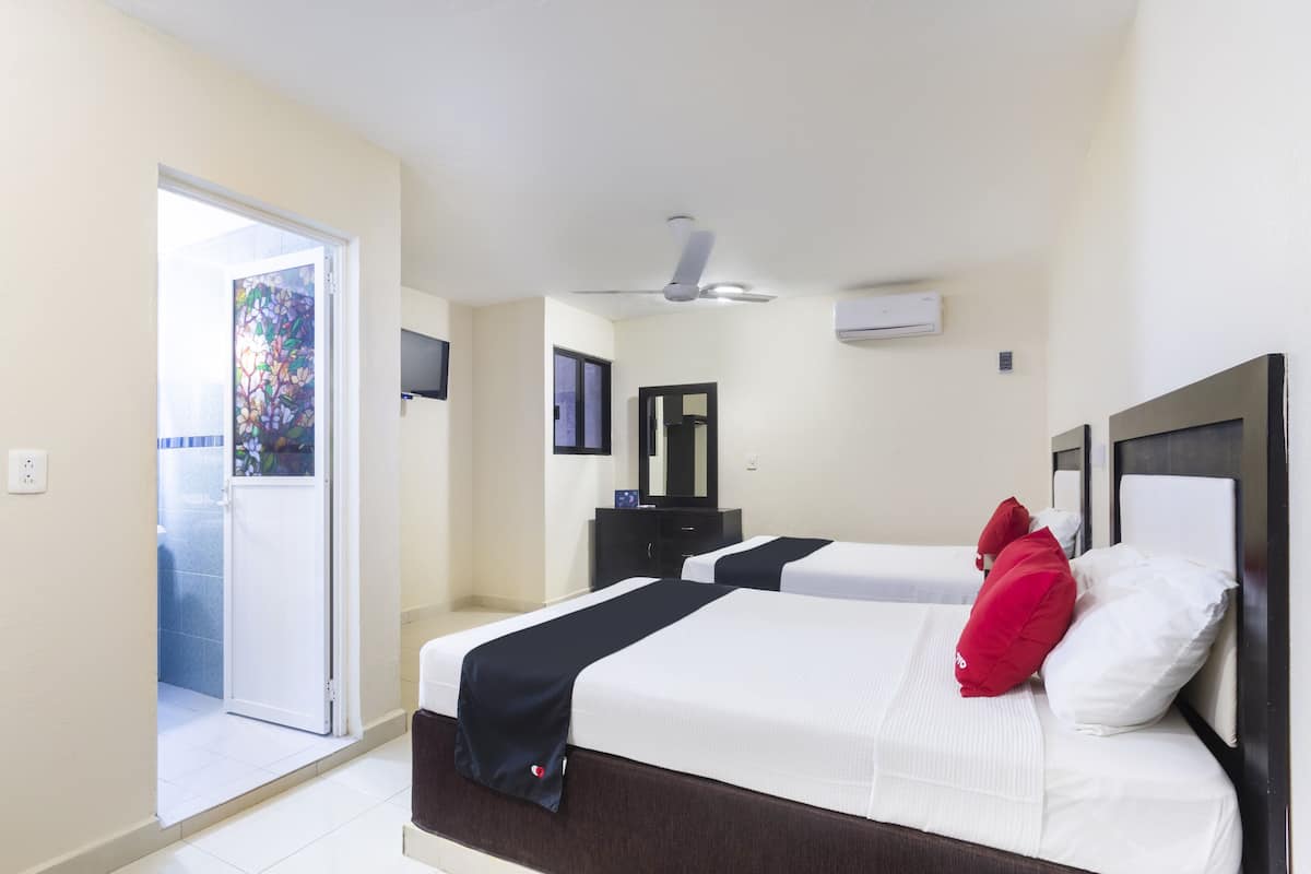 Tabla de planchar con plancha, wifi gratis y ropa de cama