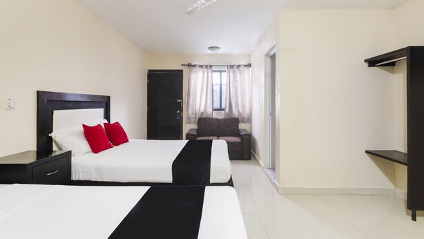 Tabla de planchar con plancha, wifi gratis, ropa de cama