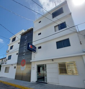 Vista frontal de la propiedad