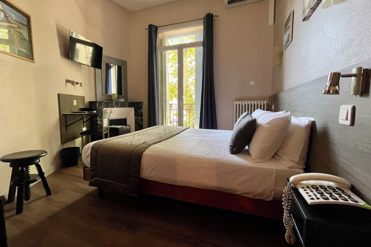 Superior tweepersoonskamer | Luxe beddengoed, een bureau, een laptopwerkplek