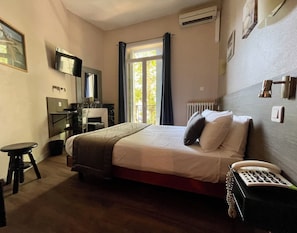 Quarto casal superior | Roupas de cama premium, escrivaninha, espaço de trabalho para notebook