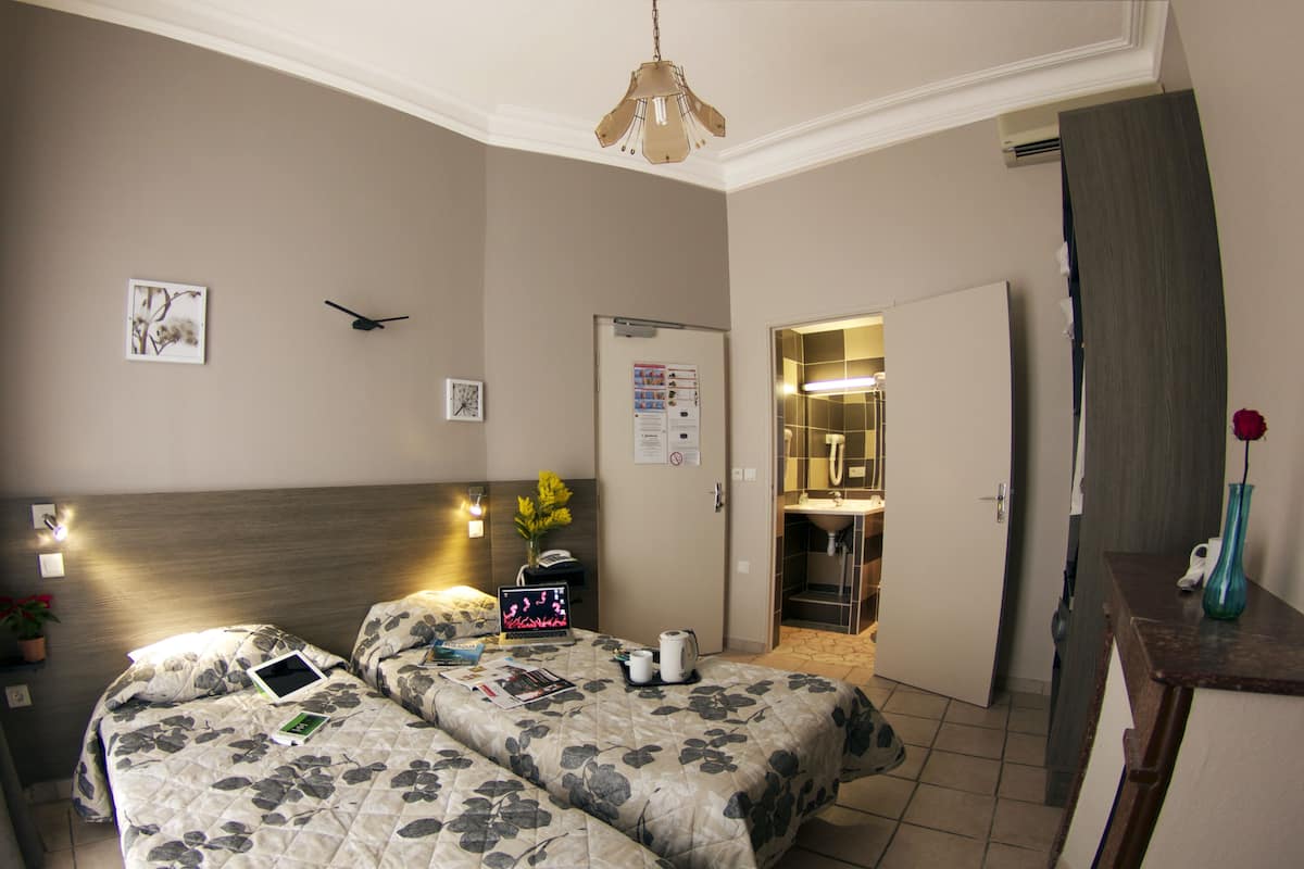 Luxe beddengoed, een bureau, een laptopwerkplek