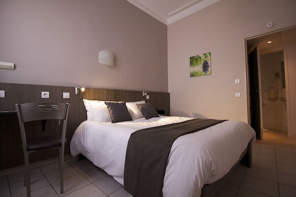Quarto casal superior | Roupas de cama premium, escrivaninha, espaço de trabalho para notebook