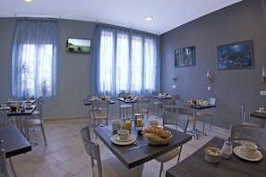 Café da manhã com buffet todos os dias (EUR 9.50 por pessoa)
