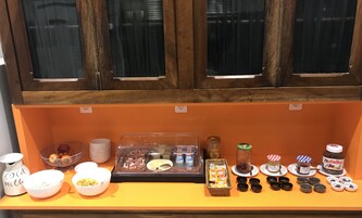 Un bufé de desayuno con diversos alimentos y acompañamientos.