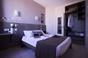Quarto casal superior | Roupas de cama premium, escrivaninha, espaço de trabalho para notebook