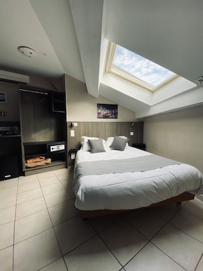 Family room in the attic, bathtub - Le Strasbourg Hotel (Montpellier)