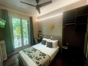 Habitación doble económica (shower) | Ropa de cama de alta calidad y escritorio