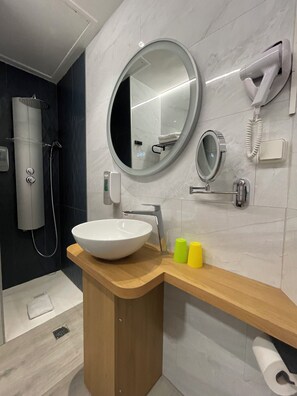 Superior Double Room | Bathroom - Le Strasbourg Hotel (Montpellier)