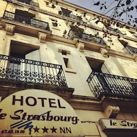 Un cartel de hotel con el nombre