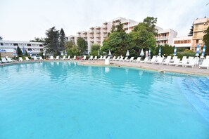 Utomhuspool, parasoller och solstolar