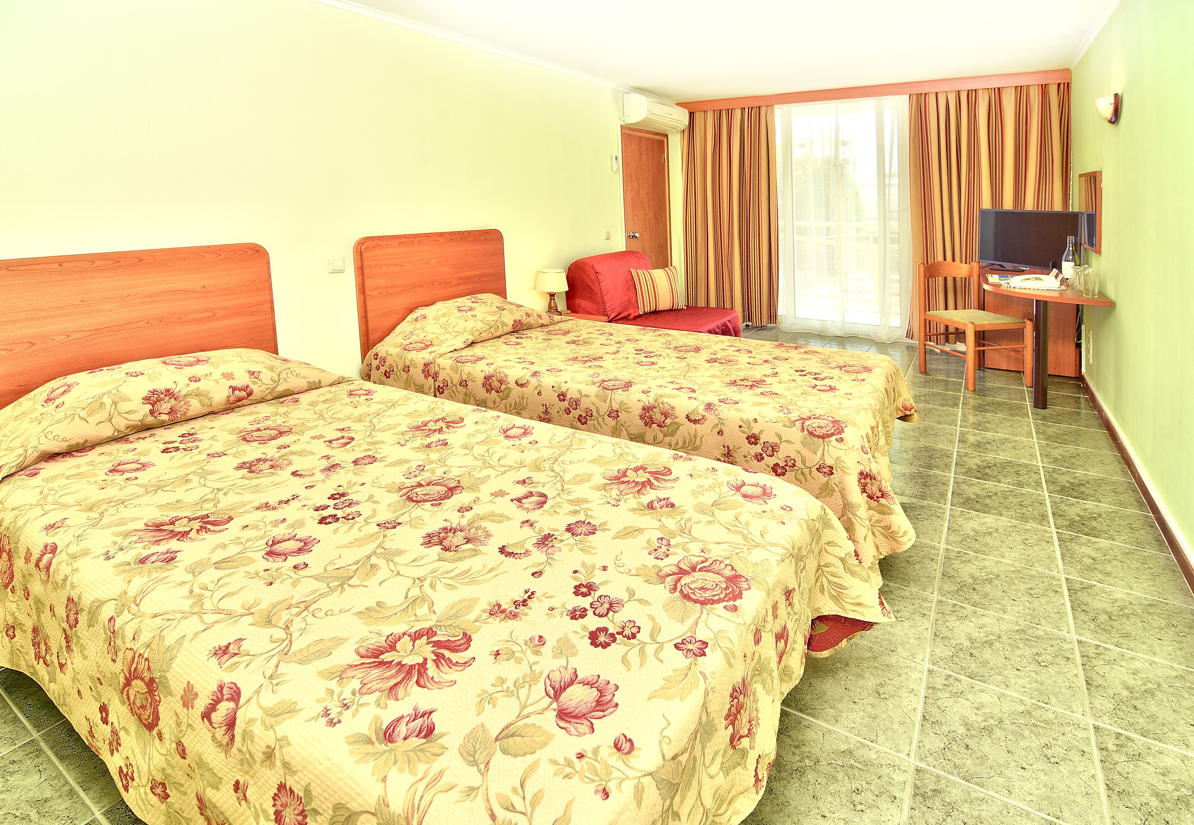 minibar, in-room safe, soundproofing, bed sheets