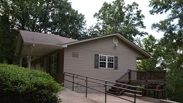 Comfort House, 4 Bedrooms, Lake View | Blackout drapes, iron/ironing board, free WiFi, bed sheets