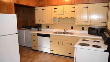 Classic House, 2 Bedrooms, Non Smoking, Lake View | Blackout curtains, iron/ironing board, free WiFi, bed sheets