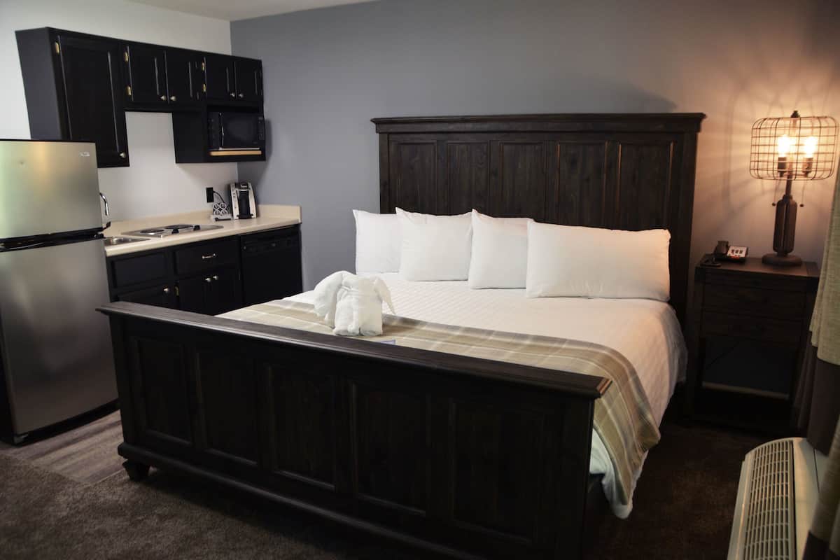 Kamar Klasik, 1 Tempat Tidur King | Tirai kedap cahaya, setrika/meja setrika, Wi-Fi gratis, dan seprai linen