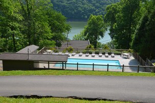 Una piscina al aire libre de temporada