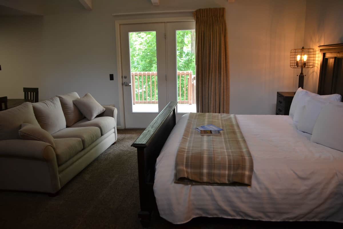Lodge Executive Suite | Langsir/tirai gelap terus, seterika/papan seterika, Wi-fi percuma