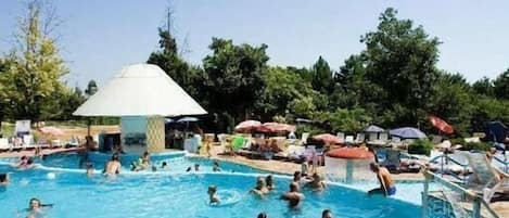 Una piscina al aire libre de temporada