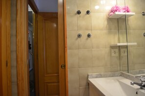 Chambre double, salle de bain attenante | Salle de bain | Articles de toilette (gratuits), séchoir à cheveux, serviettes fournies