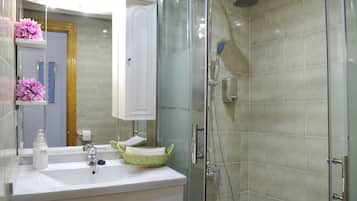 Habitació doble, amb bany privat | Cobrellits, escriptori, wifi gratuïta i roba de llit