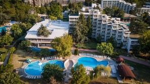 Piscine extérieure en saison