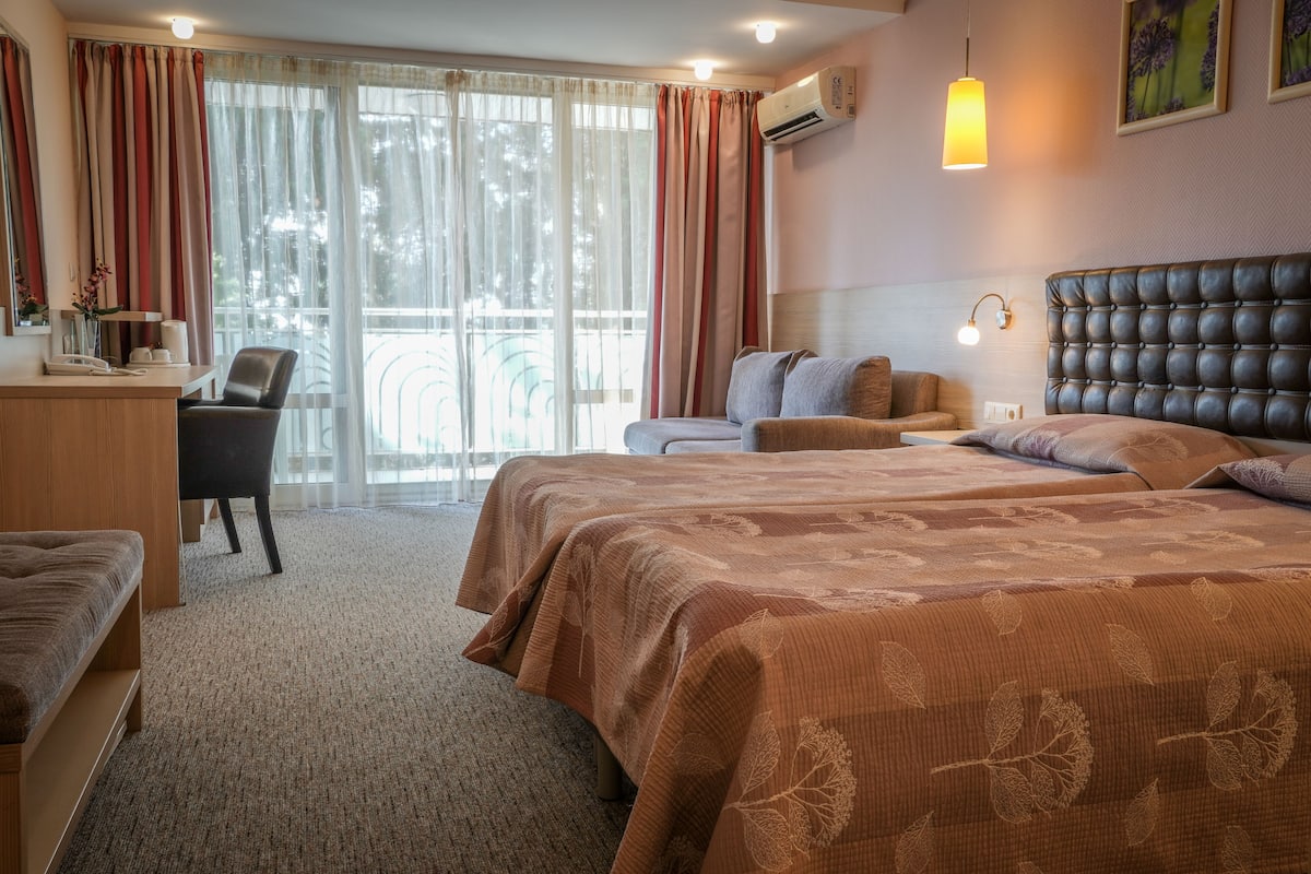 Superior kamer, 1 twee- of 2 eenpersoonsbedden | Een kluis op de kamer, een bureau, gratis wifi, beddengoed