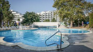 Een seizoensgebonden buitenzwembad