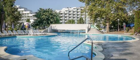 Una piscina al aire libre de temporada