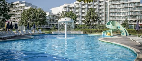 Una piscina al aire libre de temporada, tumbonas