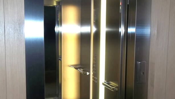 An elevator with a digital display reading "P3" and a sign indicating a parking area. - Polanco by O (Mexico City)