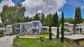 Villa, 2 slaapkamers | Een minibar, een kluis op de kamer, een bureau