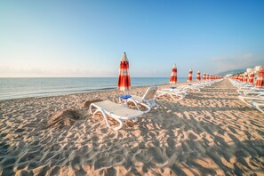 Kostenloser Shuttle zum Strand, Liegestühle, Sonnenschirme