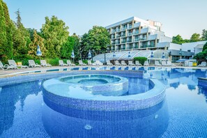 Indoor pool, seasonal outdoor pool, pool umbrellas, sun loungers - Calimera Ralitsa Superior Hotel & Aquapark (Albena)