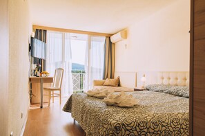 Minibar, bureau, fer et planche à repasser, lits bébé (gratuits)