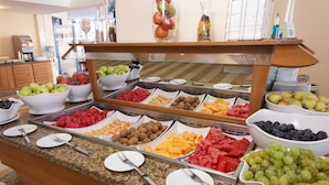 Un buffet proposant une variété de fruits et de légumes.