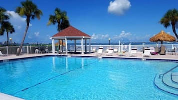 2 piscines a l'aire lliure i gandules