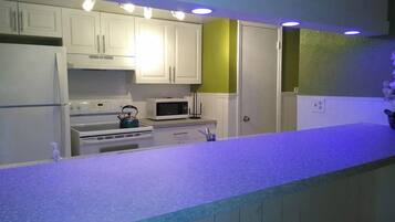 Apartamento Deluxe, 2 habitaciones, no fumadores | Cocina privada | Frigorífico, microondas, horno y placa de cocina