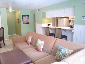 Deluxe-Apartment, 2 Schlafzimmer, Nichtraucher | Wohnbereich | Flachbildfernseher, DVD-Player