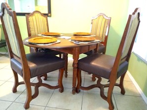 Dining room - Bermuda Bay by Affordable Beach Condos (St. Petersburg)