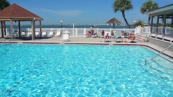 2 piscinas al aire libre, tumbonas