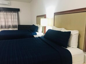 Escritorio, tabla de planchar con plancha y wifi gratis 