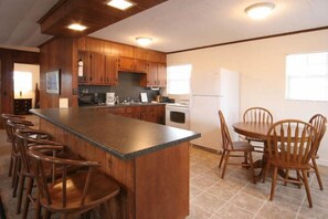 Deluxe Cottage, 2 Bedrooms, Non Smoking | Private kitchen