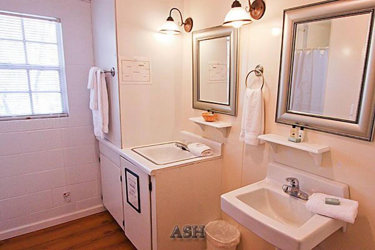 Standard-Ferienhaus, 2 Schlafzimmer, barrierefrei, Nichtraucher | Badezimmer | Dusche, Haartrockner