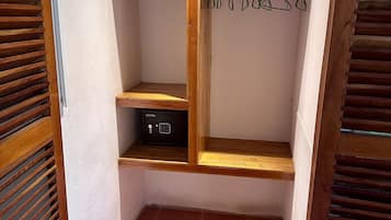 Studio, toegankelijk voor mindervaliden, uitzicht op zwembad | Een kluis op de kamer, gratis extra bedden, gratis wifi, beddengoed