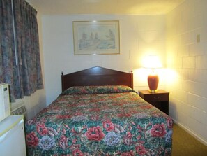 Desk, free WiFi, bed sheets - Relax Inn (Cottage Grove)