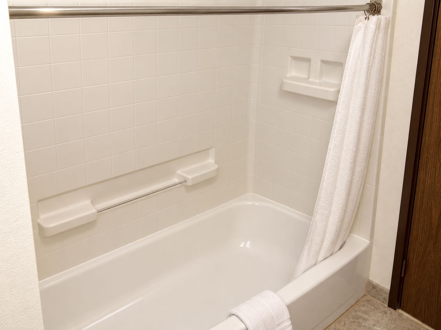 Combined shower/tub, free toiletries, hair dryer, towels