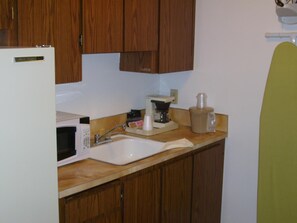 Fridge, microwave, coffee/tea maker - Shanico Inn (Lebanon)