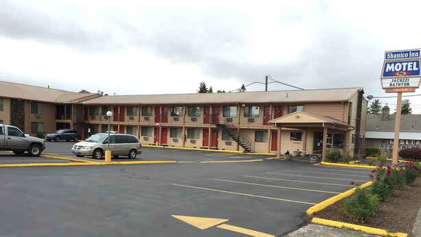A motel with a parking lot, marked directional arrows, and a sign indicating a Jacuzzi and bathtub. - Shanico Inn (Lebanon)