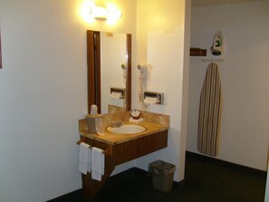 Combined shower/tub, free toiletries, hair dryer, towels - Shanico Inn (Lebanon)